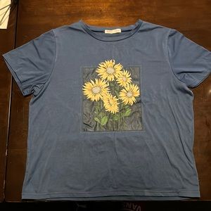 blue sunflower graphic tshirt (L)
